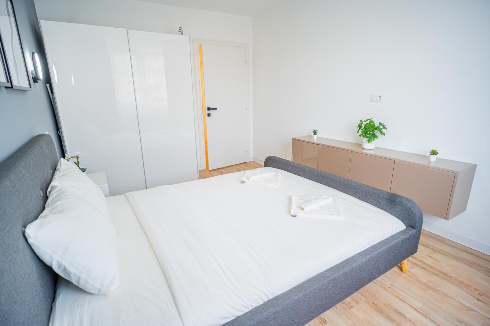 Spacious Newly Renovated 2Br Apartments With Balcony Bucharest Luaran gambar